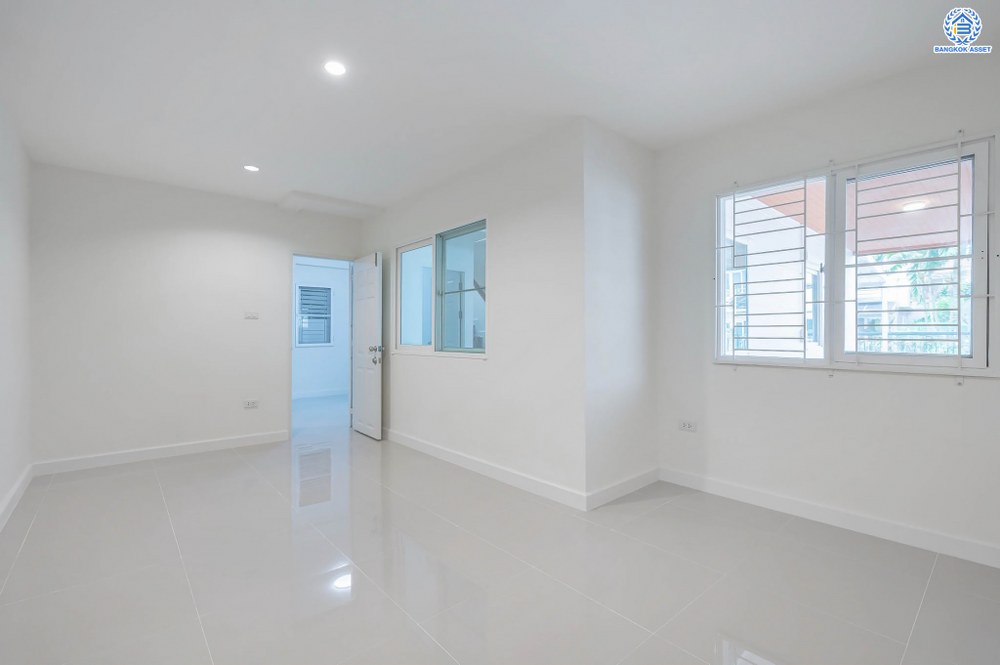 บ้านมือสองตกแต่งใหม่ โครงการ ศุภาลัยวิลล์ ราชพฤกษ์-บางบัวทอง เนื้อที่ 38.1 ตร.ว. พื้นที่ใช้สอยเยอะกว่า 184.98 ตร.ม. ตอบโจทย์ทุกการอยู่อาศัย ฟังก์ชัน 3 ห้องนอน 2 ห้องน้ำ 2 ที่จอดรถ บนทำเลเชื่อมต่อ รถไฟฟ้าสายสีม่วง "สถานีบางพลู" รายล้อมด้วยสิ่งอำนวยความสะดวกมากมาย